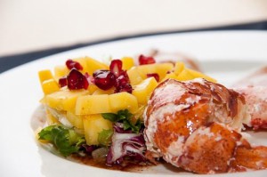 Ensalada de bogavante con mango y granada