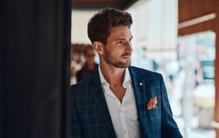Cómo ir vestido a una boda hombre joven
