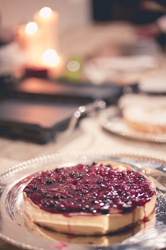 Tarta de crema y frutos rojos en bodegón de postres