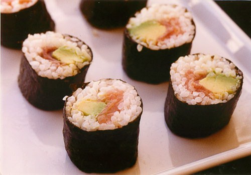 Maki de salmón y aguacate